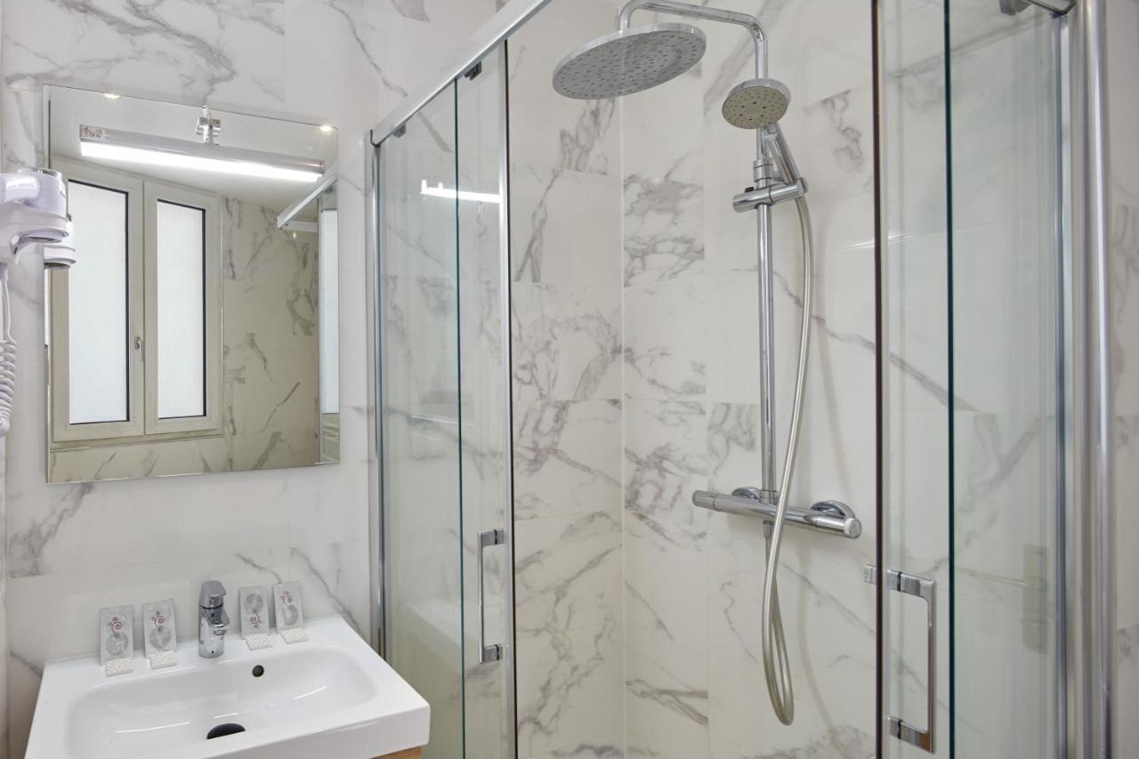 standard double Room Shower or bath